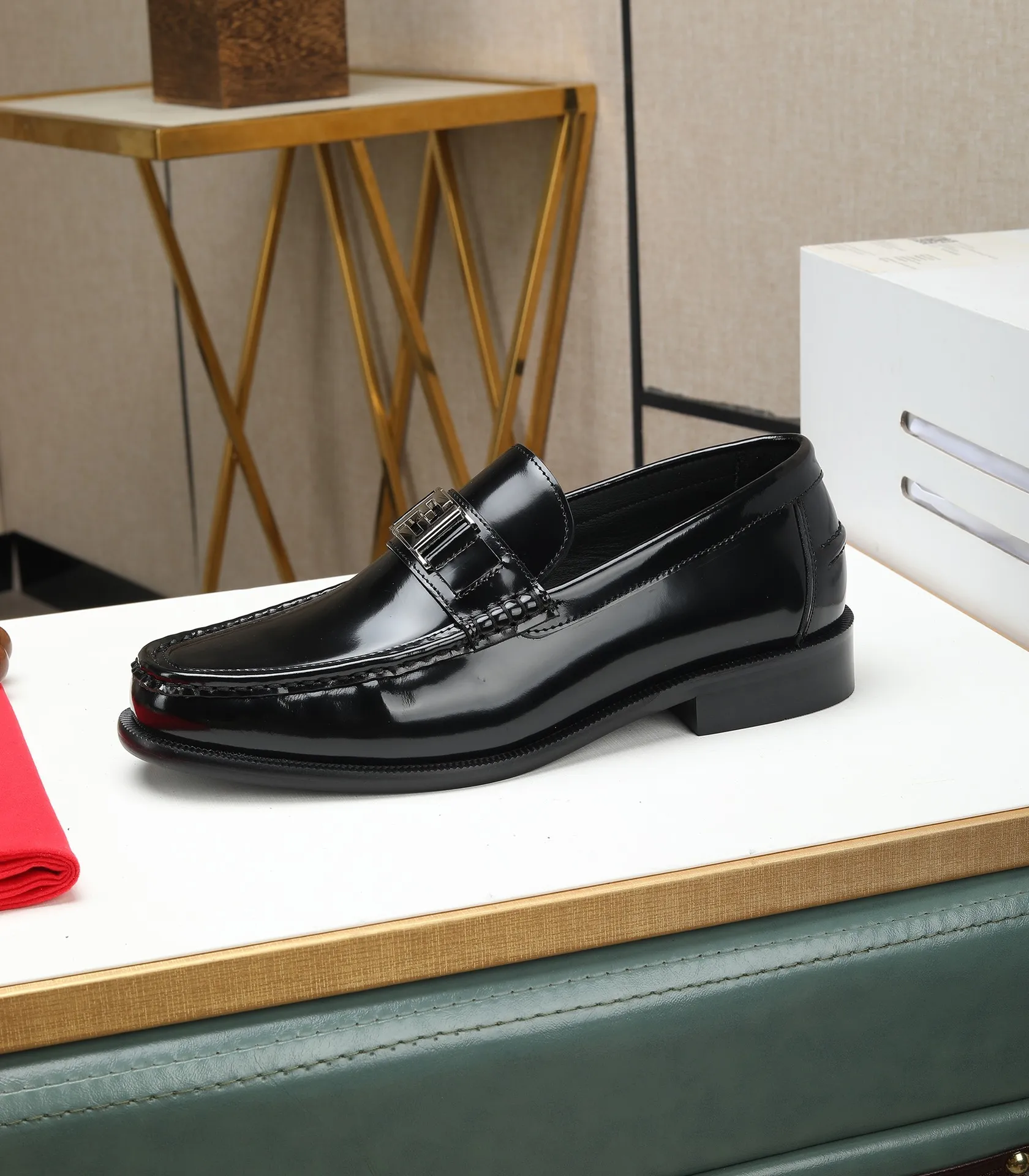 Men's shoes 💰580 (high-end, full cowhide) FENDI Fendi high-end formal leather shoes, original Italian imported cowhide surface + cowhide lining, original hardware, I believe you will be impressed from the first time you see it. The avant-garde atmosphere can no longer fully interpret its elegance. AAA grade rubber outsole, super comfortable. Original counter last, ensuring its original version and quality. The simple upper ensures its comfort and breathability. A pair of truly good shoes has its own unique soul, famous quality, regular size 38-44 (45 46 customized)